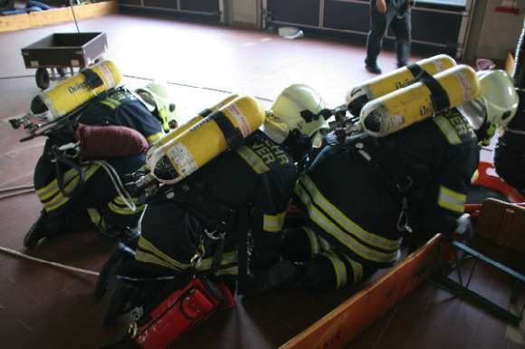 Atemschutznotfalltraining Teilnehmer bei einer Notfallübung im Feuerwehrhaus
